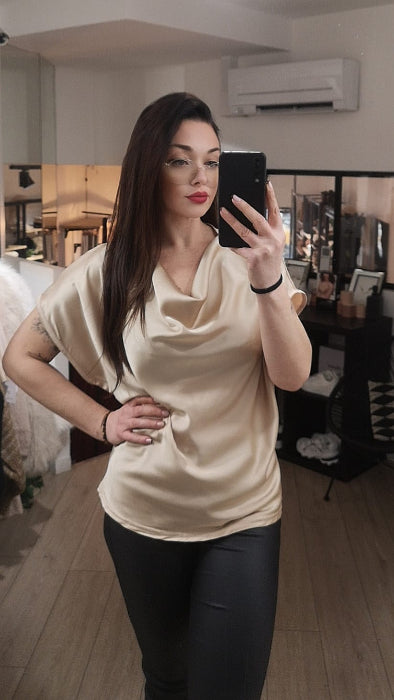 Top en satin avec un col drapé. manches courtes. photo porté. colorie gold. 