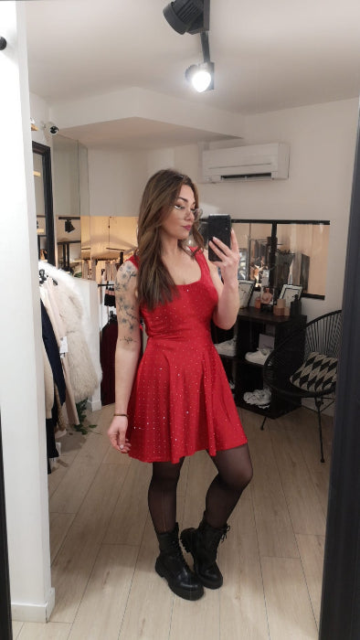 Robe patineuse en tissus strassé. colorie Rouge. photo porté.