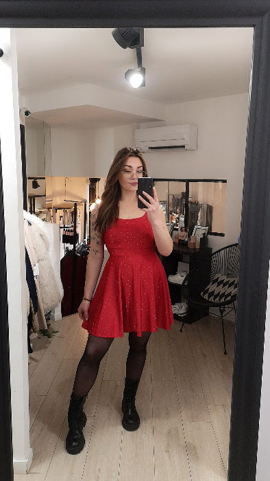 Robe patineuse en tissus strassé. colorie Rouge. photo porté.