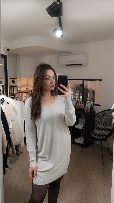 Robe pull lurex. Col V  longueur mi-cuisse . Photo porté colorie crème