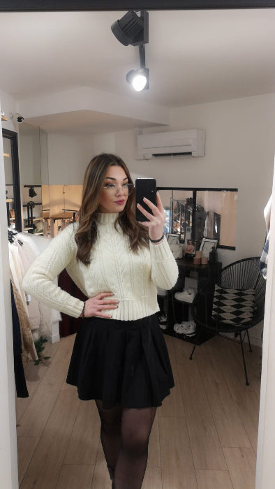 Pull en maille torsadé ajouré blanc . photo porté