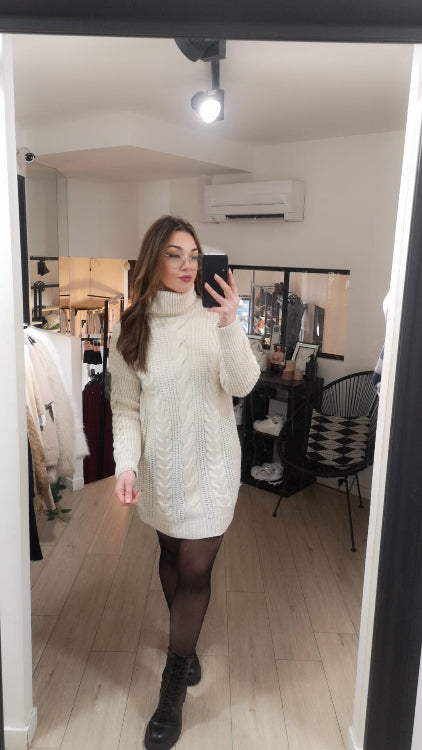 Robe pull en maille torsade colorie crème. Photo porté