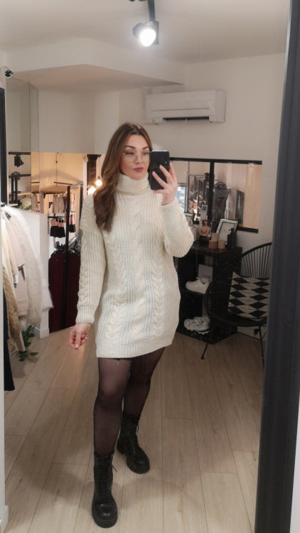 Robe pull en maille torsade colorie crème. Photo porté
