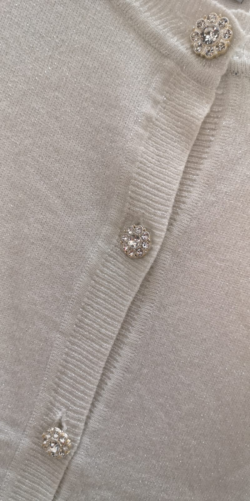 Gilet en maille lurex col rond, bouton strassé . photo détail. colorie Argent