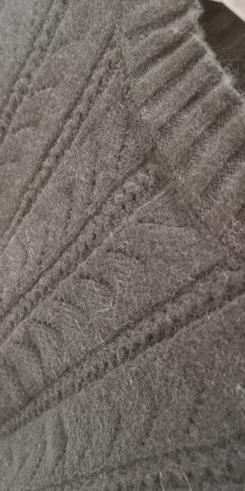 Pull en maille torsadé ajouré noir. photo détaille maille