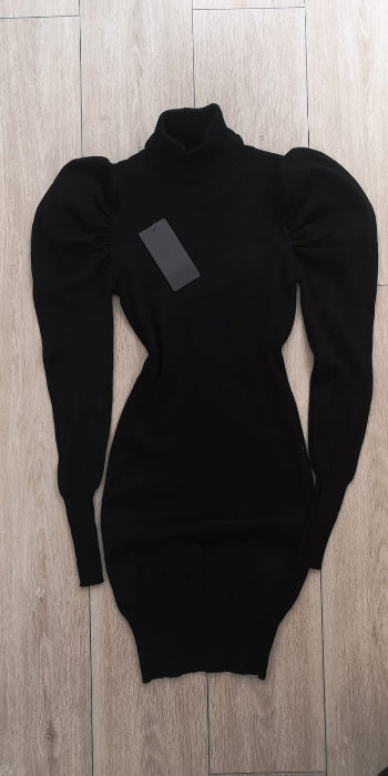 Robe pull col roulé et manches ballons. Colorie Noir. Photo à plat.