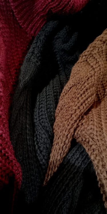 Robe pull en maille torsade colorie bordeaux noir et marron