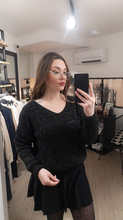 Pull col V en maille lurex. colorie noir. Photo porté.