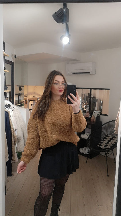 Pull en maille bouclette effet nounours colorie Camel. Photo porté