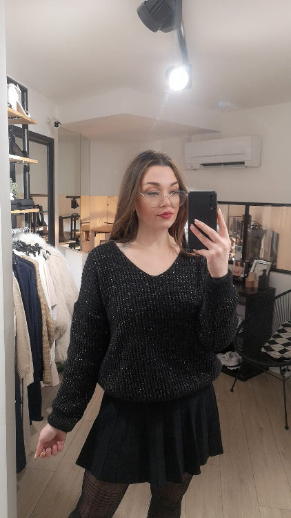 Pull col V en maille lurex. colorie noir. Photo porté.