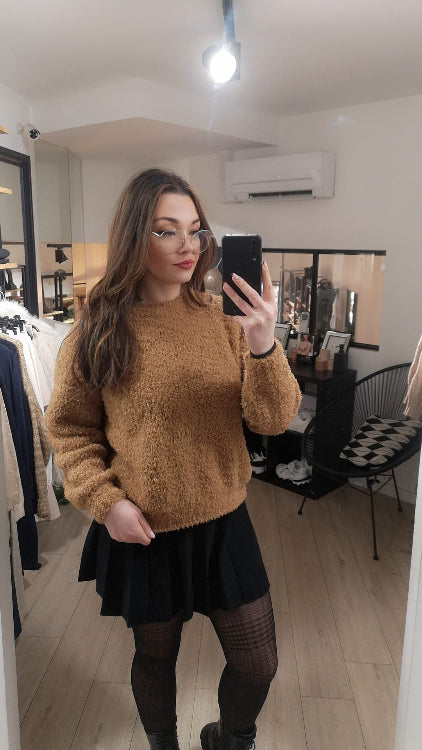 Pull en maille bouclette effet nounours colorie Camel. Photo porté