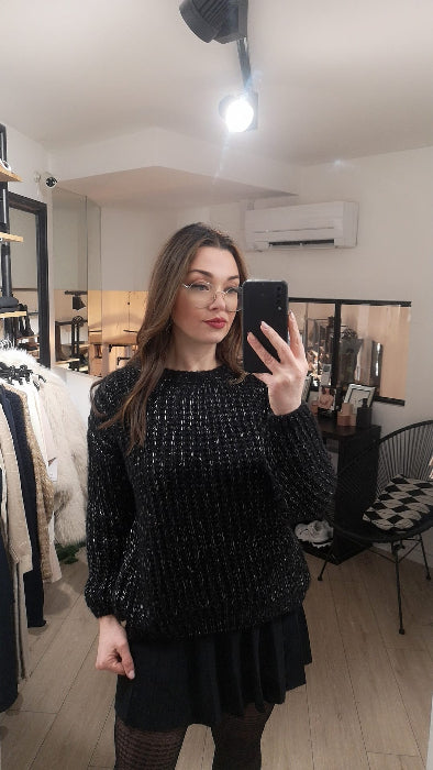 Pull grosse maille avec fil de lurex. col rond colorie noir . Photo porté. 