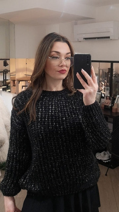 Pull grosse maille avec fil de lurex. col rond colorie noir . Photo porté. 