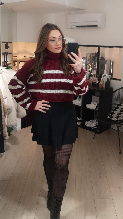 Pull court rayé bordeaux et blanc. Col roulé. Photo porté .