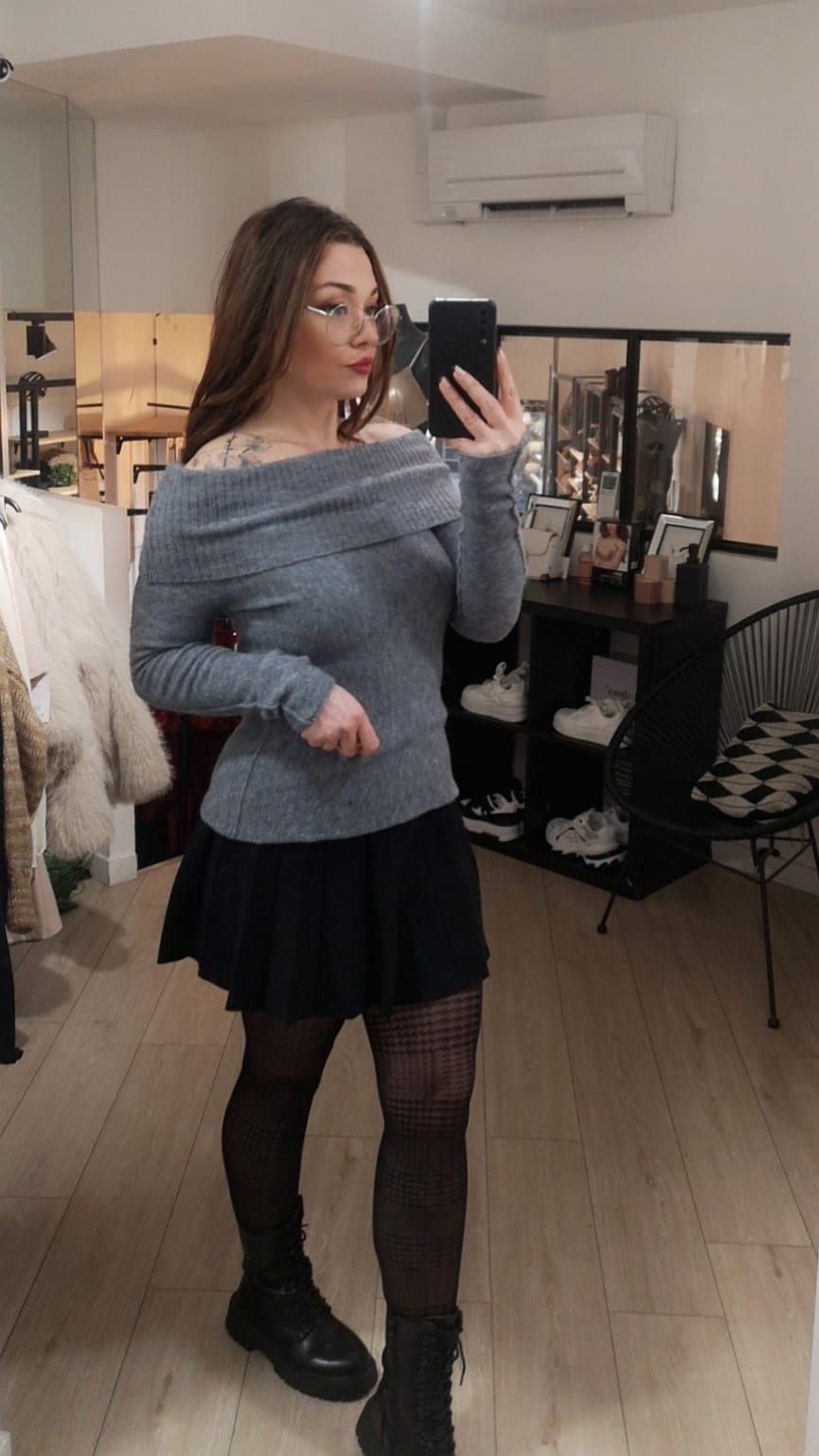 Pull col Bardo près du corp . Photo porté colorie gris.