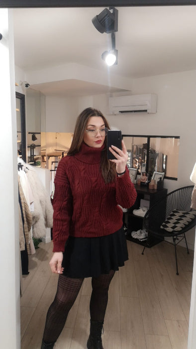 Pull col roulé en maille torsadé . photo porté colore bordeaux.