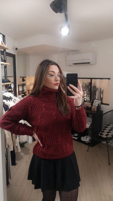 Pull col roulé en maille torsadé. Photo porté colorie bordeaux