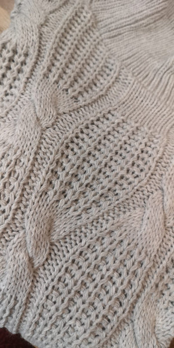 Pull col roulé en maille torsadé . photo détail de la torsade colorie gris.