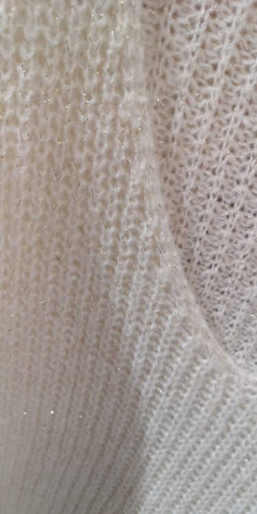 Pull col V en maille lurex. colorie blanc. Photo a plat.