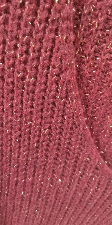 Pull col V en maille lurex. colorie bordeaux. Photo a plat.