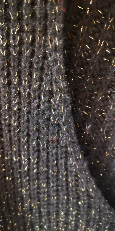 Pull col V en maille lurex. colorie noir. Photo a plat.