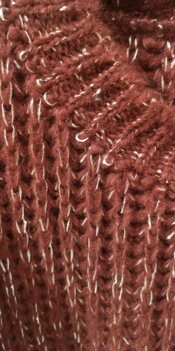 Pull grosse maille avec fil de lurex. col rond colorie bordeaux . Photo détail. 