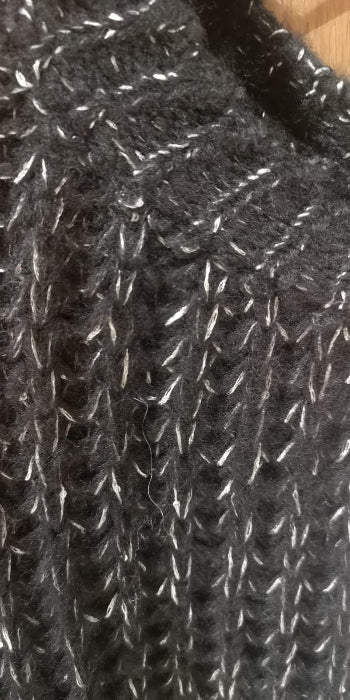 Pull grosse maille avec fil de lurex. col rond colorie noir . Photo détail. 