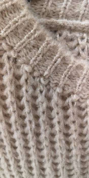 Pull grosse maille avec fil de lurex. col rond colorie crème . Photo détail. 