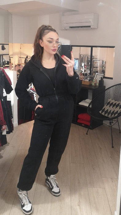 Combinaison jogging noir. Photo porté