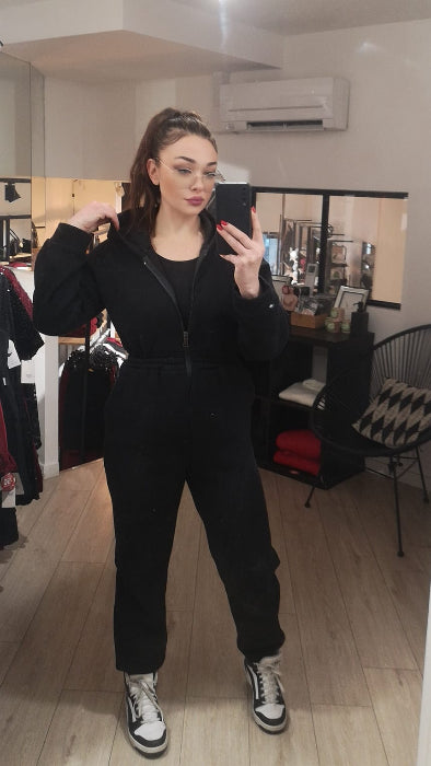 Combinaison jogging noir. Photo porté