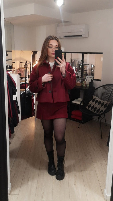 Manteau court style année 50. colorie Bordeaux. Photo porté