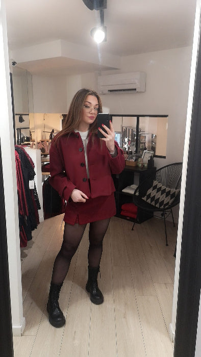 Manteau court style année 50. colorie Bordeaux. Photo porté