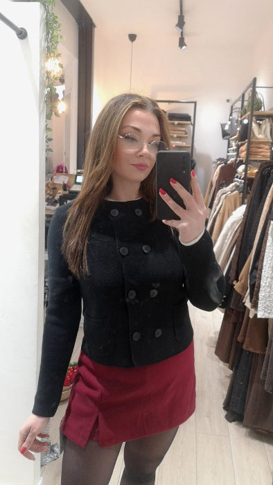 Gilet col rond avec double boutonnage. colorie noir. Photo porté.