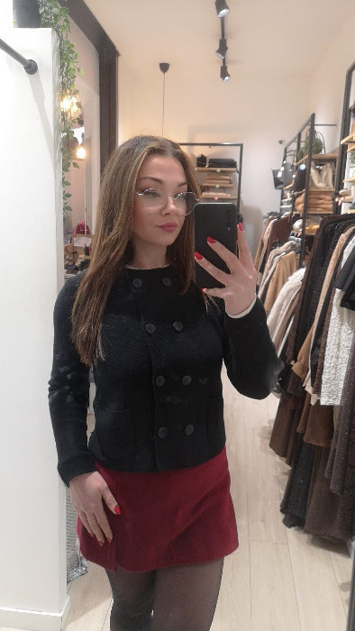 Gilet col rond avec double boutonnage. colorie noir. Photo porté.