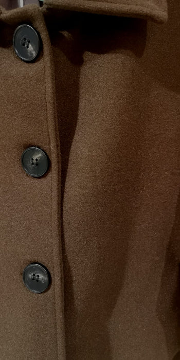 Manteau court style année 50. colorie marron. Photo détail