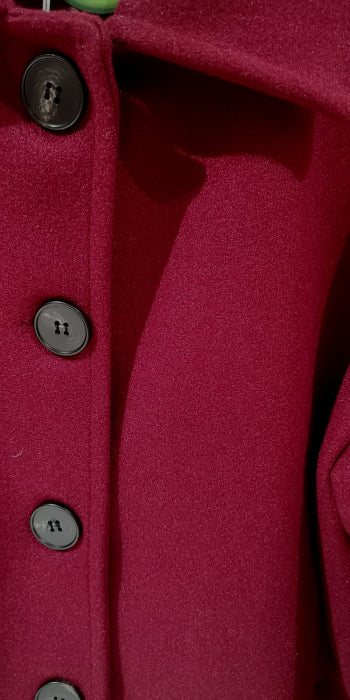 Manteau court style année 50. colorie Bordeaux. Photo détail