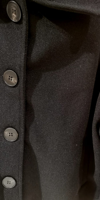 Manteau court style année 50. colorie Noir. Photo détail