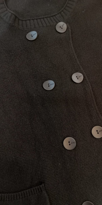 Gilet col rond avec double boutonnage. colorie Noir. Photo détails.