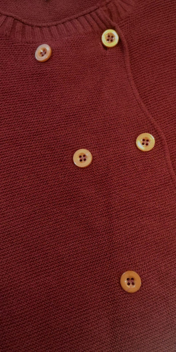 Gilet col rond avec double boutonnage. colorie bordeaux. Photo détails.