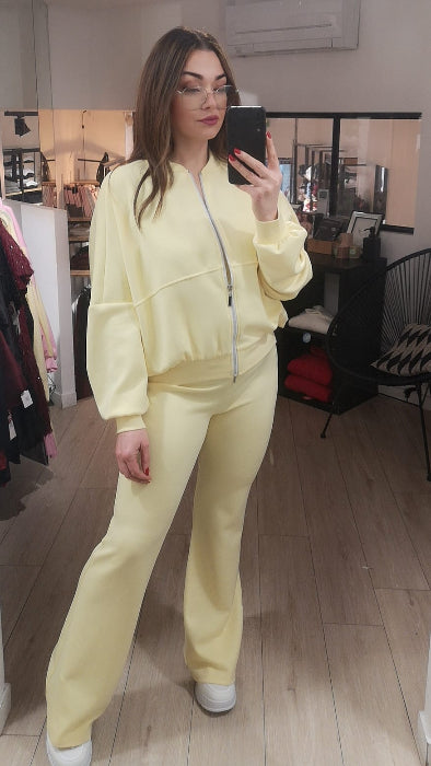 ensemble jogging composé d'un blouson sweat et d'un jogging flair. photo porté . colorie jaune.