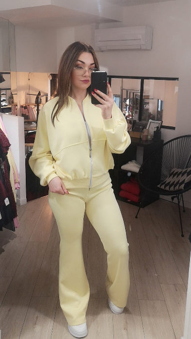 ensemble jogging composé d'un blouson sweat et d'un jogging flair. photo porté . colorie jaune.