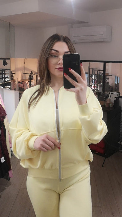 ensemble jogging composé d'un blouson sweat et d'un jogging flair. photo porté . colorie jaune.