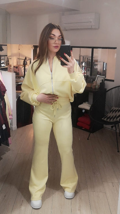 ensemble jogging composé d'un blouson sweat et d'un jogging flair. photo porté . colorie jaune.