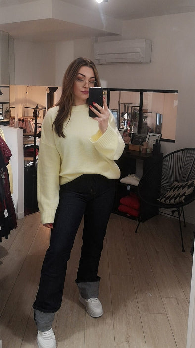 Pull long coconing jaune acidulé. col rond manches longues . photo porté.