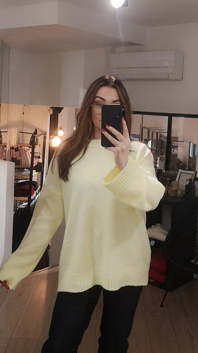 Pull long coconing jaune acidulé. col rond manches longues . photo porté.