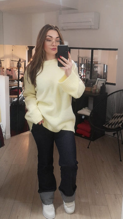 Pull long coconing jaune acidulé. col rond manches longues . photo porté.