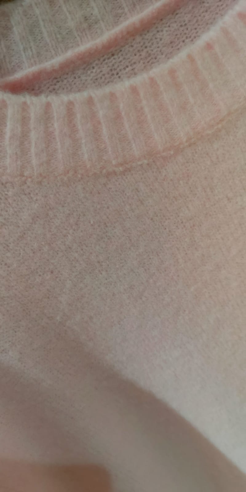 Pull long coconing rose acidulé. col rond manches longues . photo détail.