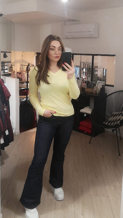 Jean coupe flare . jean brut. Photo porté.