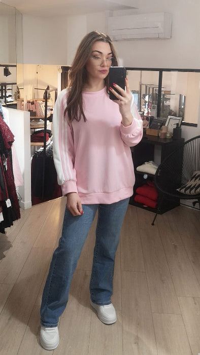 Sweat bicolor rose avec bandes blanches sur les manches. Photo porté. 