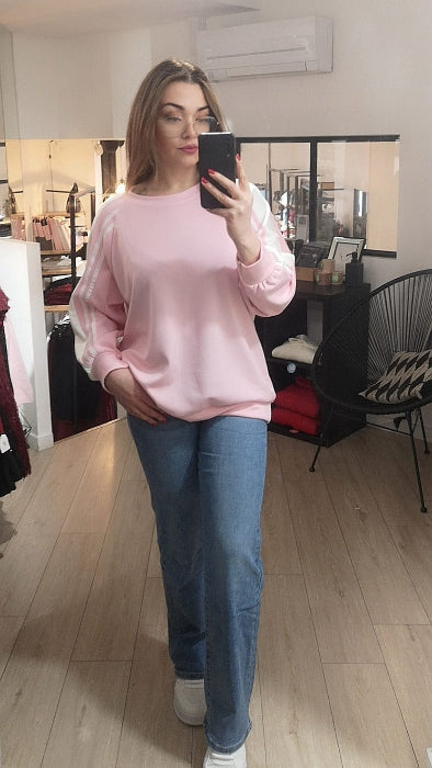 Sweat bicolor rose avec bandes blanches sur les manches. Photo porté. 
